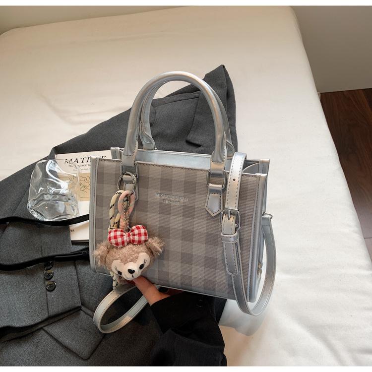 Versatile large-capacity commuter bag women's new Korean version of foreign-style plaid handbag fashion casual messenger bag