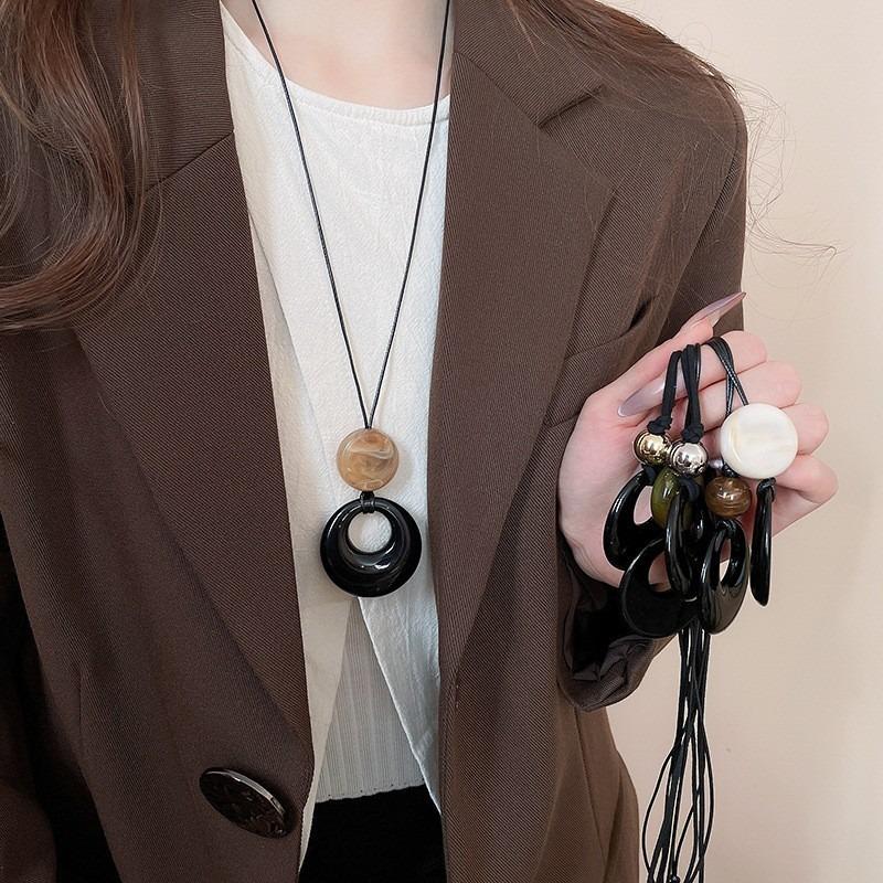 New Chinese leather pendant, fringed necklace, female ethnic style, niche retro sweater chain, fashion and high-end item jewelry.
