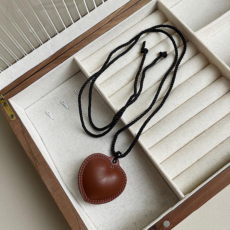 

Любовь кожаный плетеный веревочный кулон 2025 новый корейский ins стиль универсальная цепочка для свитера персонализированный повседневный кулон