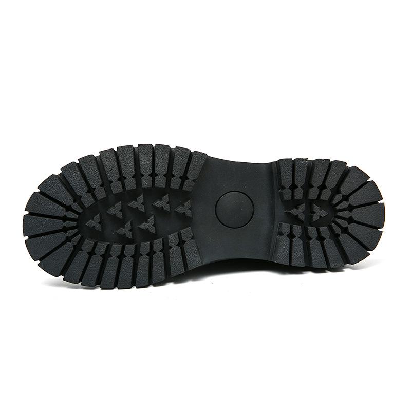 Herren Freizeitschuhe aus Leder im britischen Stil mit runder Spitze für Business und Arbeitskleidung in Schwarz. Perfekt für jugendliche Männer, die glänzende Details zu schätzen wissen.