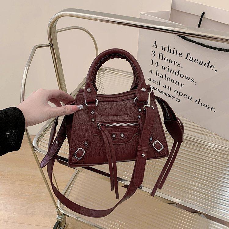 Niche Retro Rivet Locomotive Bag, Women's Bag, Sweet, Cool, Foreign, Versatile, Large-capacity Shoulder Messenger Bag, Women's Handbag.