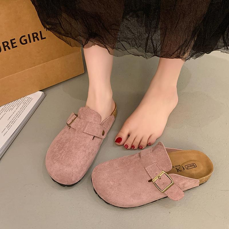 A Fashionable Woman Wearing A Pair of Half-slipper Shoes for A Spring Casual Look Is Wearing Thick-soled Shoes On One Foot