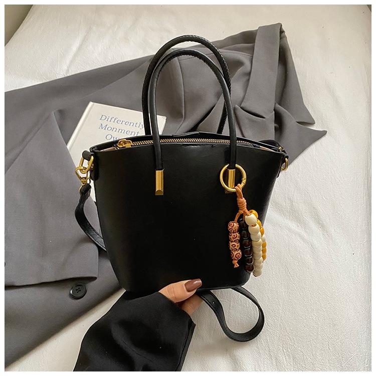 Korean Version of Niche Retro Women's Large-capacity 2025 New Autumn Shoulder Bag Simple and Casual, This Year's Popular Bucket Bag