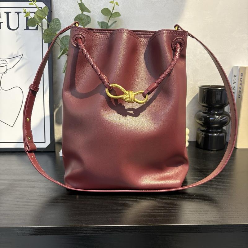 

2025 Новая женская кожаная сумка plain weave кожа вертикальная ретро плетеная бабочка пряжка сумка на одно плечо через плечо производитель оптовая продажа Length 24 × Height 34 × Thickness 12cm бордовый