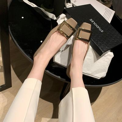 Versión de cuero, madre de la uva, mismo zapato, hebilla cuadrada de metal francés, tacón pequeño y grueso, punta cuadrada poco profunda, suela plana, versátil, zapato individual para mujer
