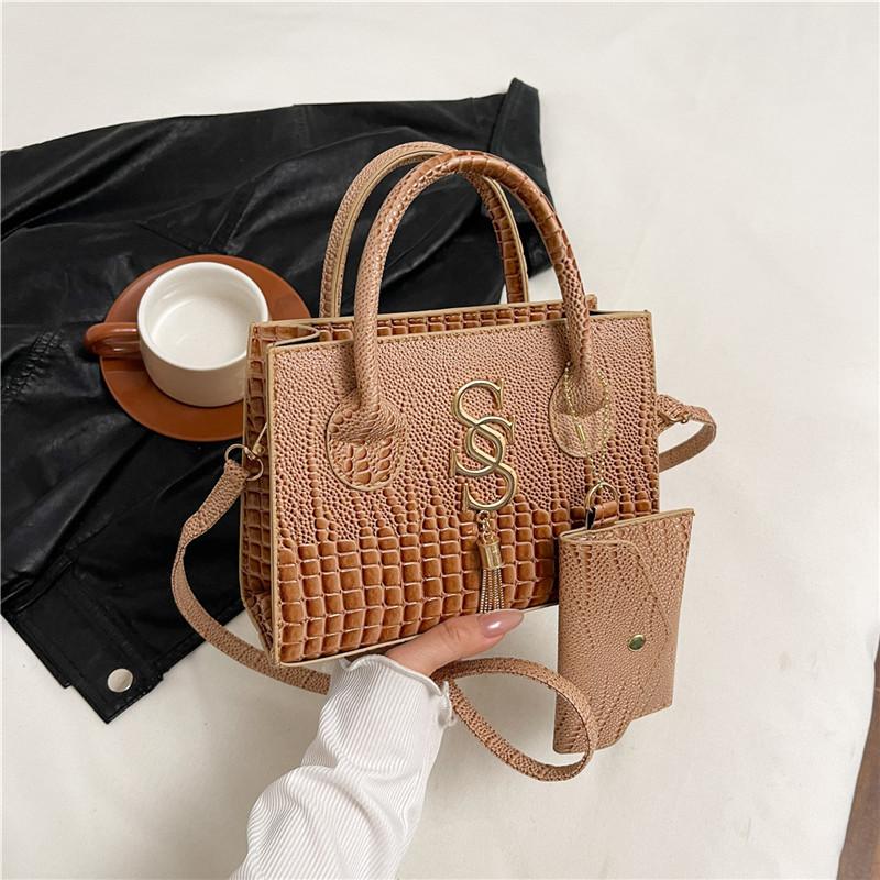 

2025 summer trend new women s bags fashionable foreign style shoulder messenger high sense versatile commuter handbag bag хаки