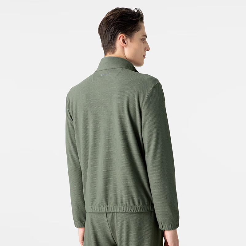 

Спортивно-повседневная коллекция VICUTU для мужчин L