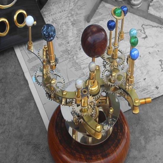 25,4 cm Luxus-Kunstwerk für Bücherregale Messing und Stahl Orrery Ein funktionales Modell des Sonnensystems mit Planeten