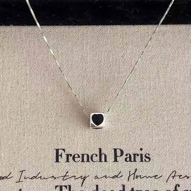 Collier Pendentif Cœur & Carré Plaqué Argent - Style Luxe Femme 2024 pour Pulls Automne/Hiver