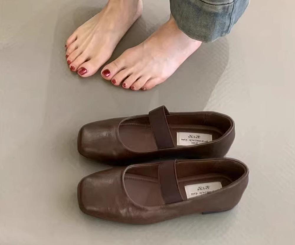 

Женские туфли Мэри Джейн в стиле ретро 2025 года, новый французский темперамент, элегантные и универсальные, с юбкой, легкий рот, мягкая подошва, вечерние туфли 40 коричневый