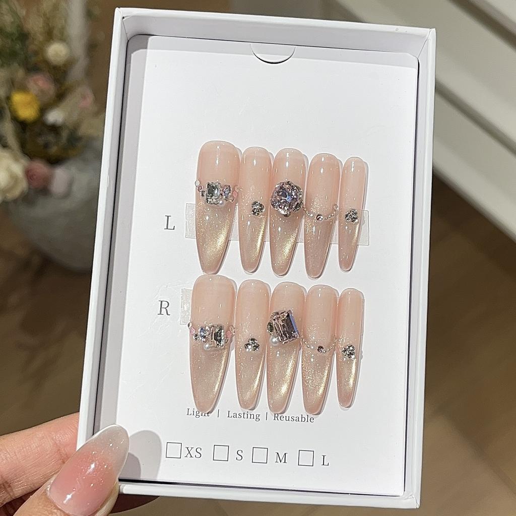 Gentle Nude Color Pure and Thrilling Light Gold Cat Eyes Fine K9 Pile Diamonds and A Thousand Gold Wearer