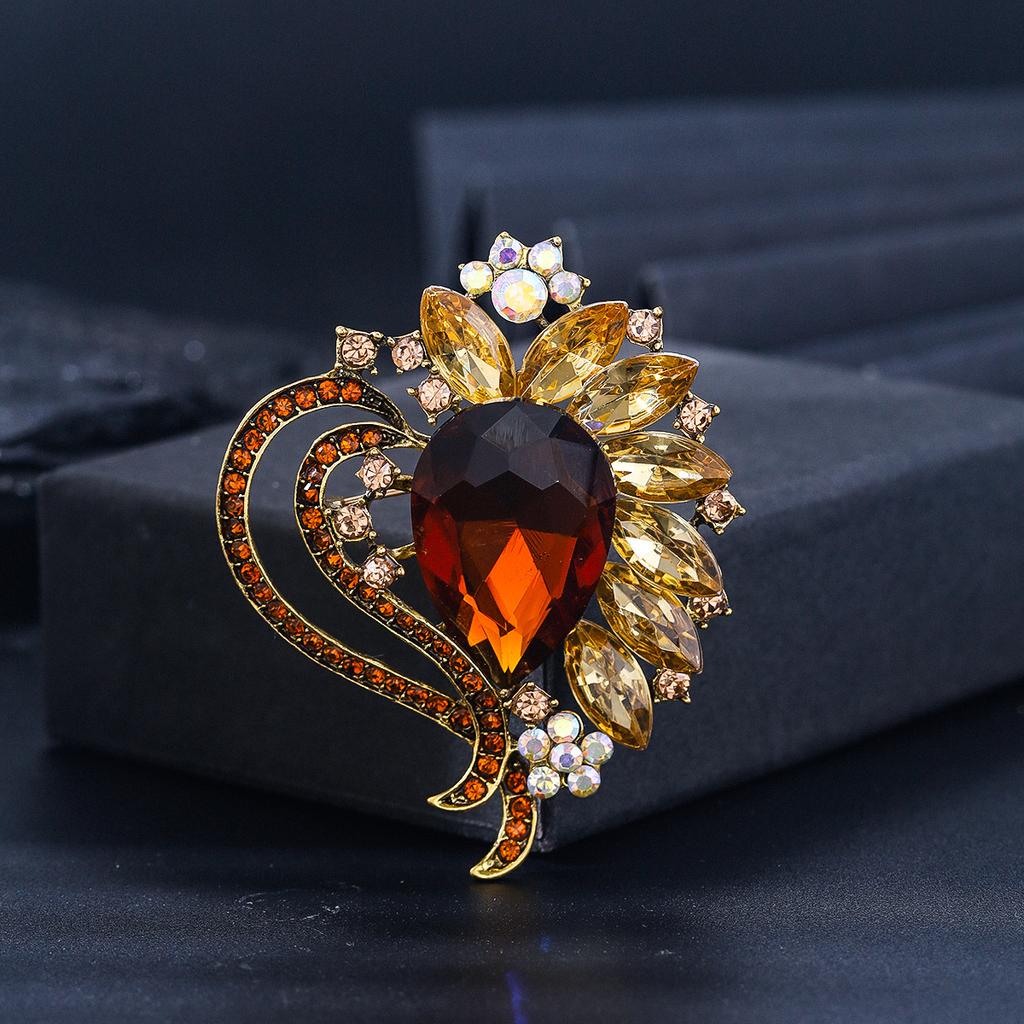 Retro Crystal Susceptible Dress Brooch Personality Versatile High-end Clothing Coat Coat Accessories