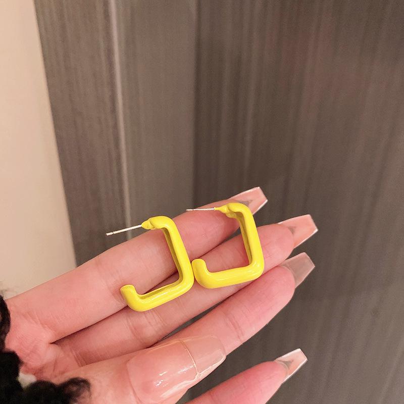 Żółte Świeże Kwiatowe Kolczyki Koła z Motylem dla Kobiet - Proste, Wszechstronne i Modne Geometryczne Wzornictwo.