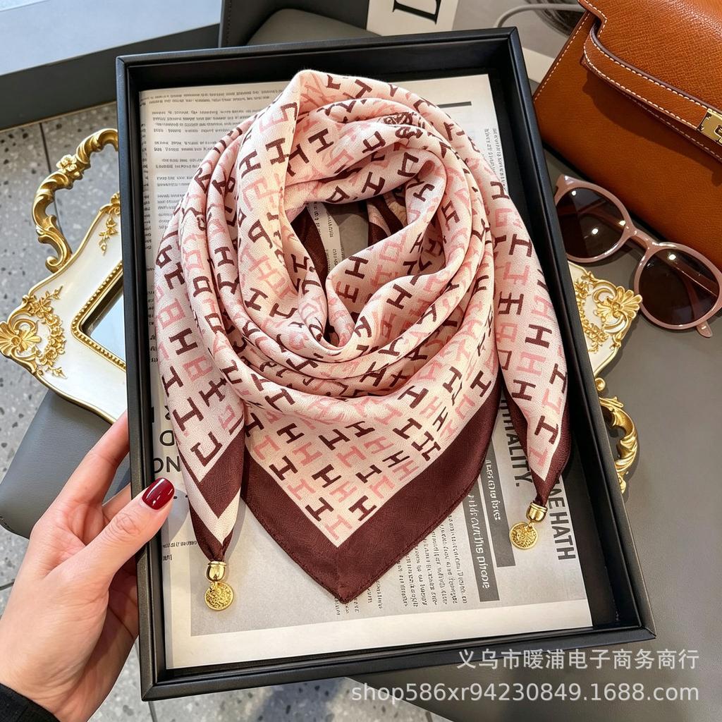 Xiaoxiangfeng new foreign air magnetic buckle scarf high-end triangular scarf versatile neck protection scarf printed windproof square scarf