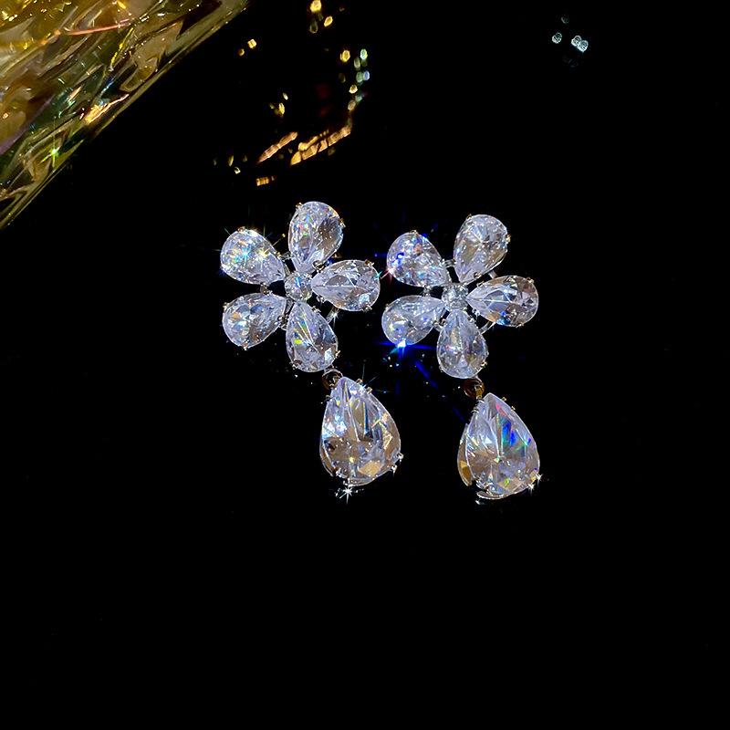 

Элегантный французский набор ювелирных изделий с бабочками из циркония: Ожерелье и серьги