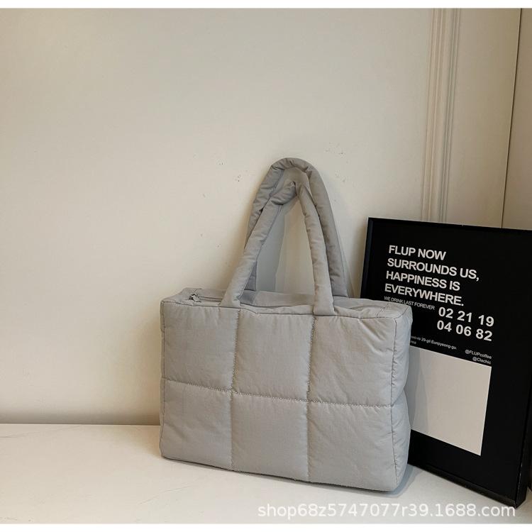 

Customized underarm bag women s 2025 new shoulder bag down cotton clothing bag large capacity fashion handbag white ditch bag серый