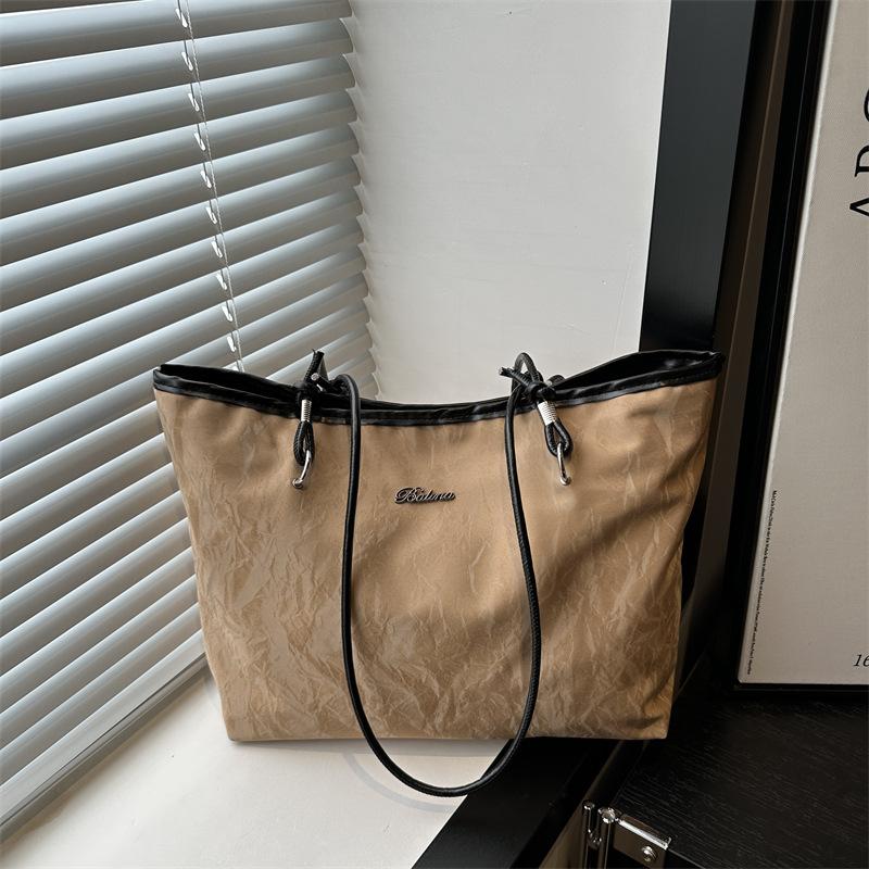 

This year s popular tote bag 2025 autumn and winter fashion versatile shoulder handbag women s niche versatile shopping bag