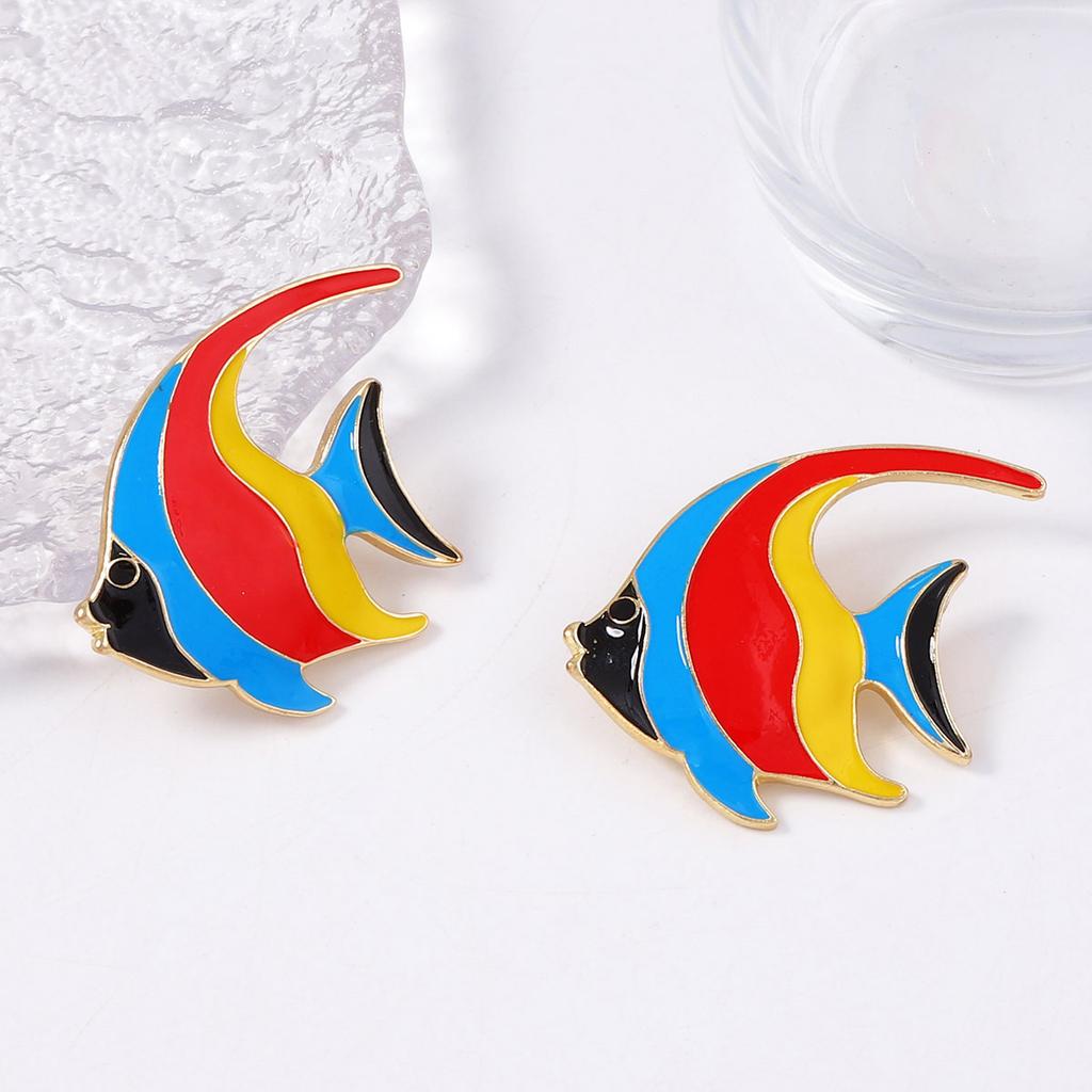 Einfache Mode Marine Casual Stil Vielseitige Legierung Tropföl Mehrfarbig Optional Goldfisch Steckerohrringe Damen Accessoires Ohrringe