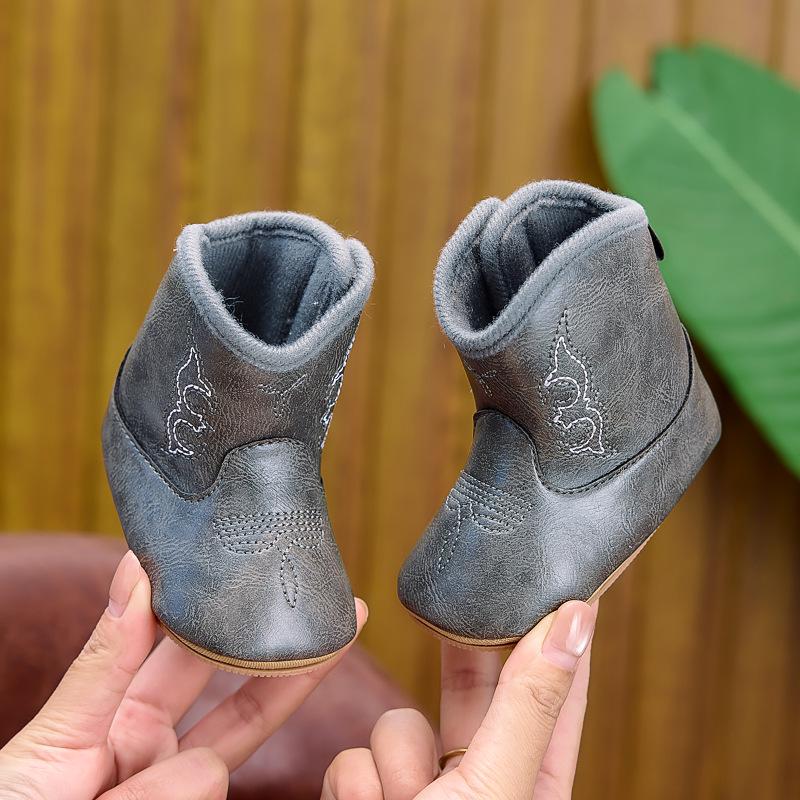 Stylish, breathable baby boots for 0-1 year olds, perfect for autumn and winter.