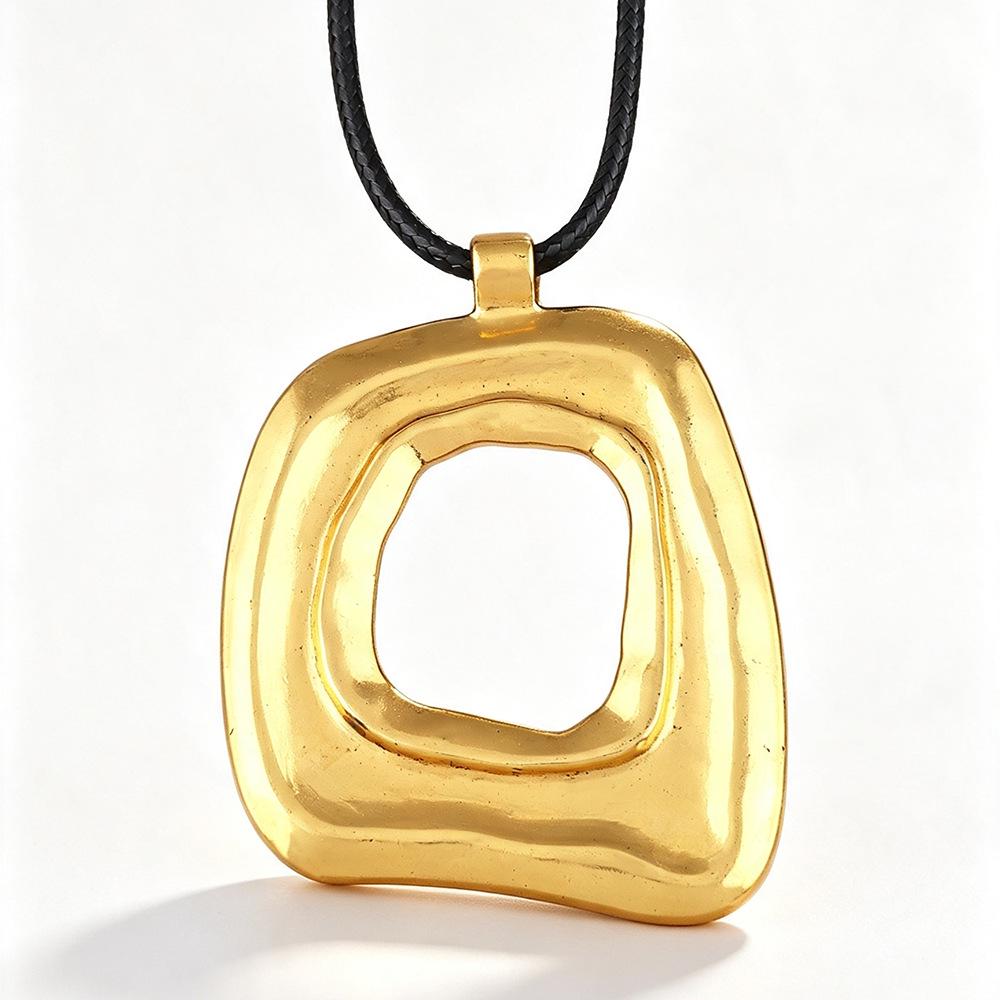 Irregular Fashion Versatile Necklace with Unique Design Sense