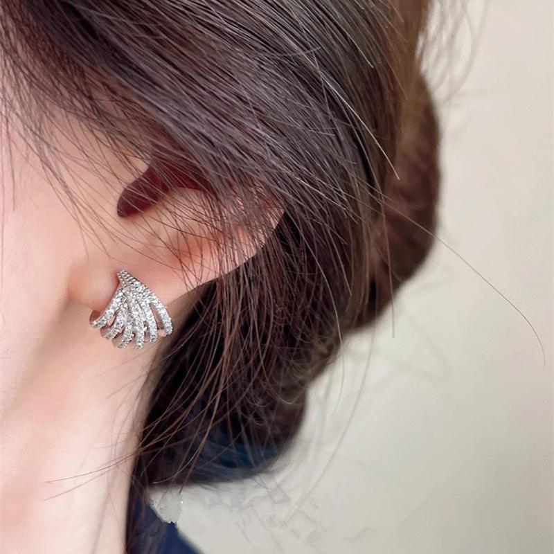 Exquisite Claw Stud Earrings for Women Silver Color Sparkling Cubic Zirconia Luxury Trendy Female Accessories Hot Jewelry