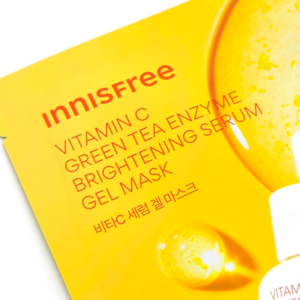 10szt._[INNISFREE] Serum rozjaśniające z witaminą C, zieloną herbatą i enzymami 23ml (Próba)