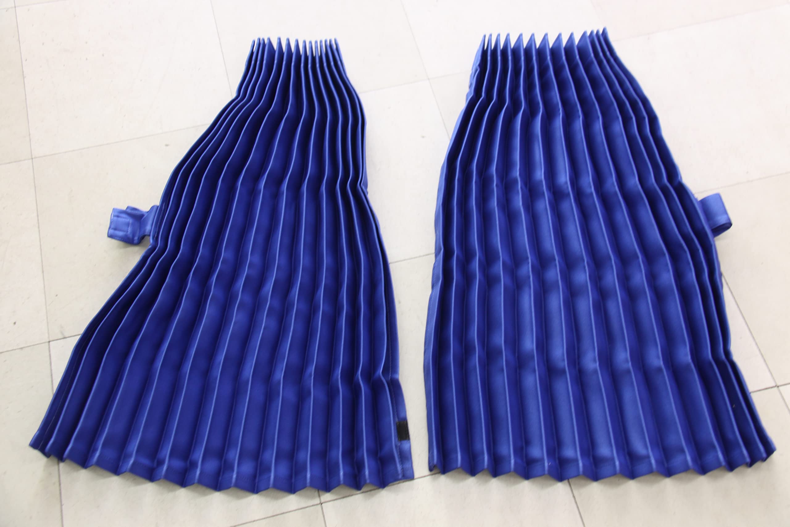 

Эти плиссированные шторки для грузовиков для сна синего цвета, шириной 240 см и длиной 90 см. Идеально для этого, они закрывают всю кабину и от передней до задней части. Они