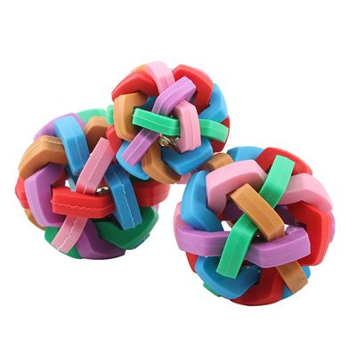Lustiges interaktives Spielzeug Bunter Haustier Doy Elastizität Kaukugel Regenbogenfarben Gummi Glocke Geräuschball Runde Form Ball mit Glocke