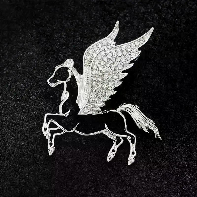 Mode Strass Legierung Pferd mit Flügeln Brosche Tierkreis Pony Anstecknadeln Damen Herren Bekleidungsaccessoire Anzug Revers Korsage Neujahrsgeschenk