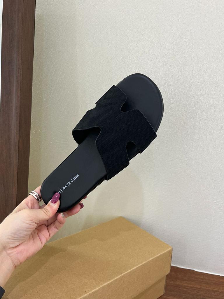 Ein-Wort-Slipper für Damenmode und vielseitige flachbödige Strandschuhe 2025 Sommer neu einfache coole Slipper für die Küste
