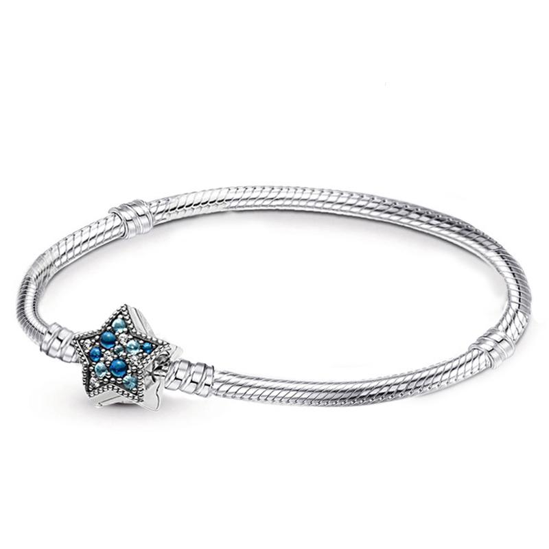 Eenvoudig zelf te maken slangenkettingarmband met Europese bedeltjes, een modieuze sieradenstijl voor dames, zoals die van Mary Poppins.