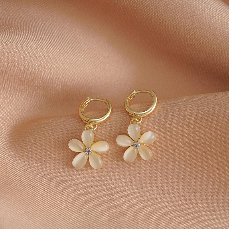 Flower Pearl Women's Earrings Buckle Design Retro Studs Luxury Temperament Unique Drop Earrings Charms Woman Accessories