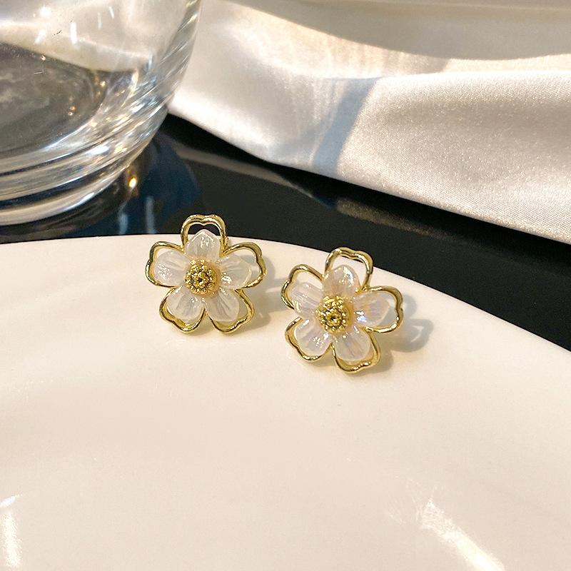 2024 New White Acrylic Flower Stud Earrings for Women Gold Color Side Hollow Floral Small Earrings Korean Cute Ear Decoration