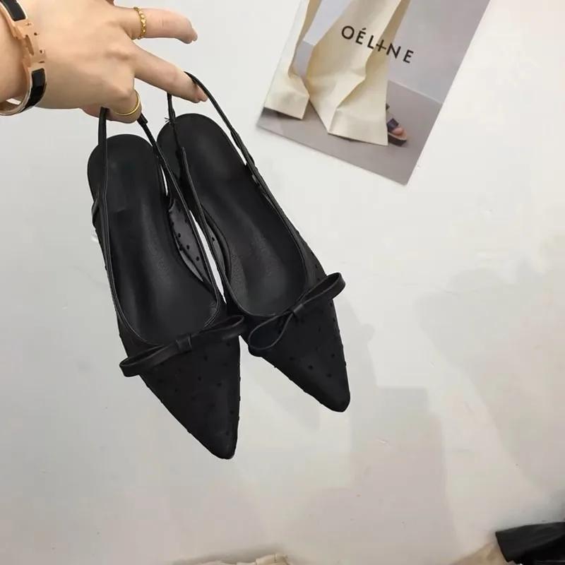 Damen 2025 Neu Gepunktete Klobiger Absatz Anmutige Spitze Zehenpartie Flacher Ausschnitt Schlankmachende Baotou Schleifenschuhe Damen Sandalen