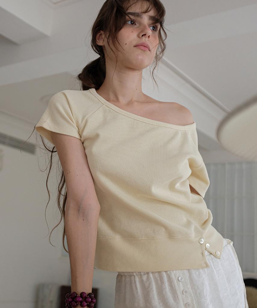 Toabe Waffle Off-Shoulder Button T-Shirt (Yellow)