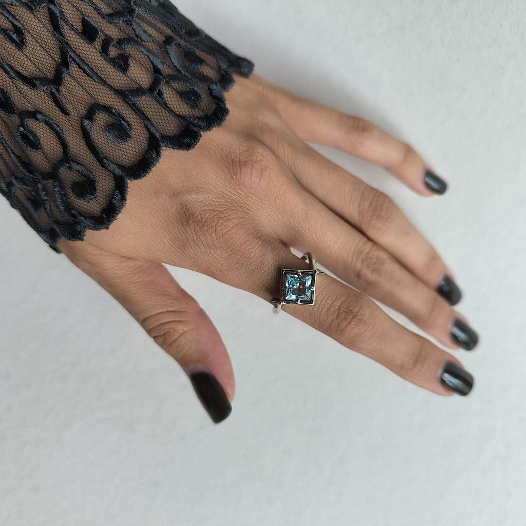 Серебряное кольцо с натуральным топазом 2.117ct, вес изделия 3,43 гр (2188360)