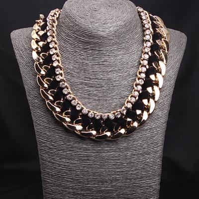 Beliebter Stil: 10-farbiges gewebtes Vlies mit Diamanten, dicke und kurze Schlüsselbeinkette, übertriebener modischer Damenschmuck mit großem Namen