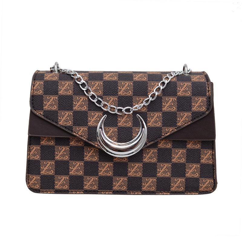 

Korean version of underarm small bag 2024 new texture fashionable letter printing handbag personalized shoulder messenger bag темно-коричневого кольору