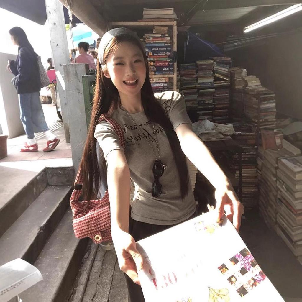 Damen Graues Amerikanisches Retro Buchstabenprint Schulter-T-Shirt - Schlankmachendes Kurzes Oberteil für Sommer 2025