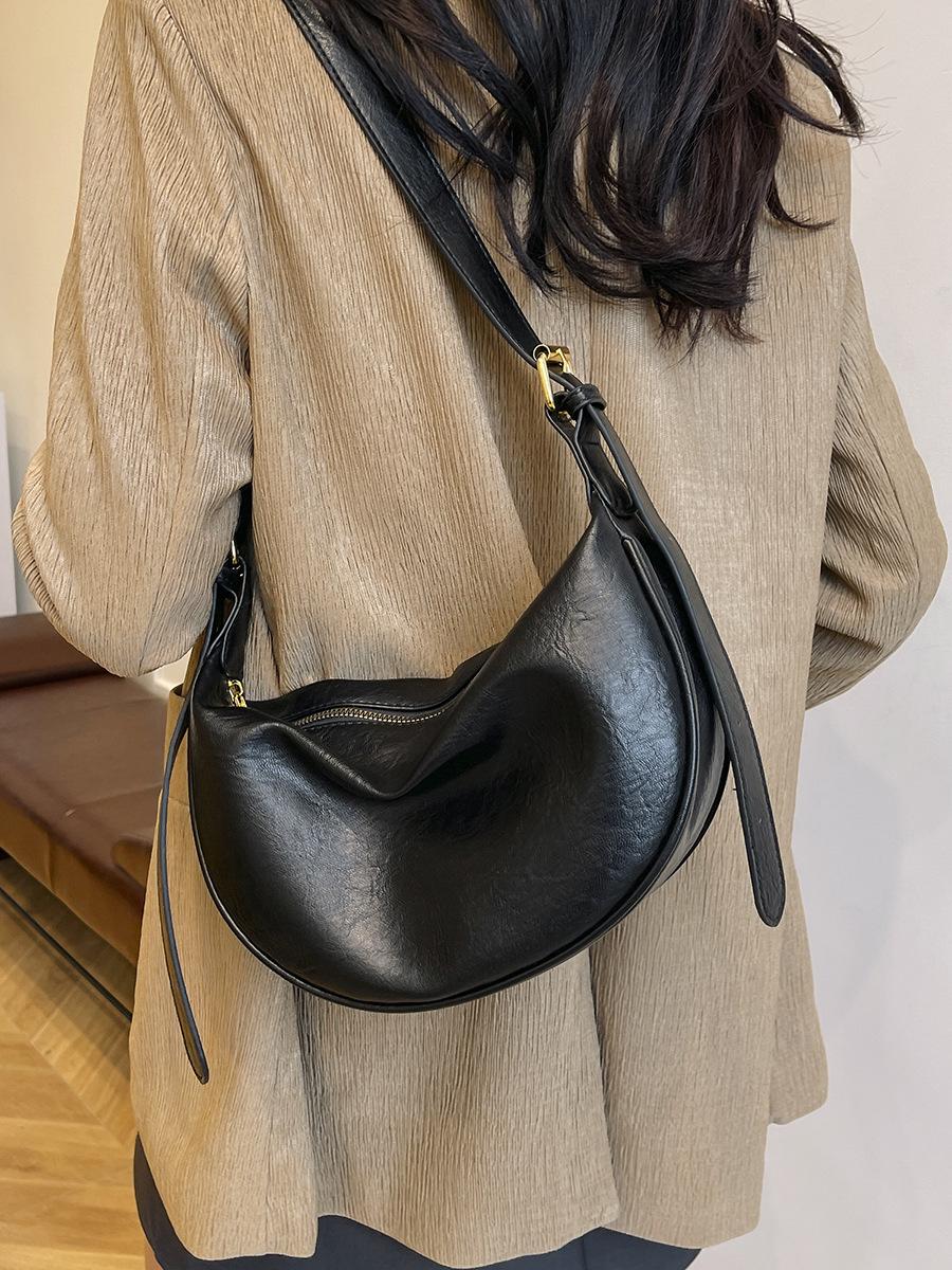 

Сумка-пельмень из мягкой кожи большой вместимости в корейском стиле 2025: Женская модная ретро сумка подмышку и повседневная сумка кроссбоди чёрный