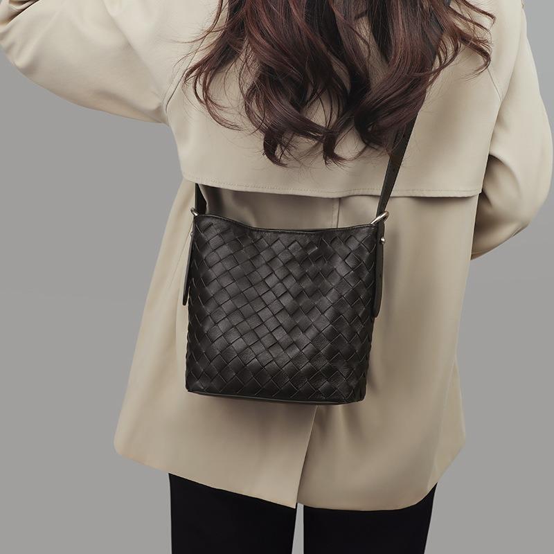 Bucket Bag New Women's Bag Autumn and Winter Fashion Shoulder Messenger Bag Premium Commuter Woven Bag