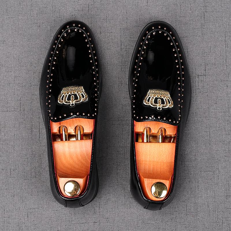 Herren Schwarze Nietenstickerei Lackleder Oxford Flats Freizeitschuhe Männlich Homecoming Hochzeitskleid Zapatillas Hombre