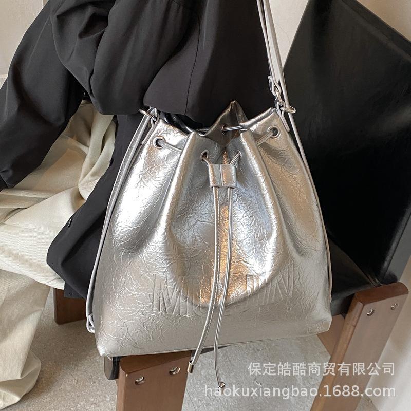 Silver travel backpack women's 2025 new high-end shoulder bag large-capacity commuter bucket bag multi-purpose backpack