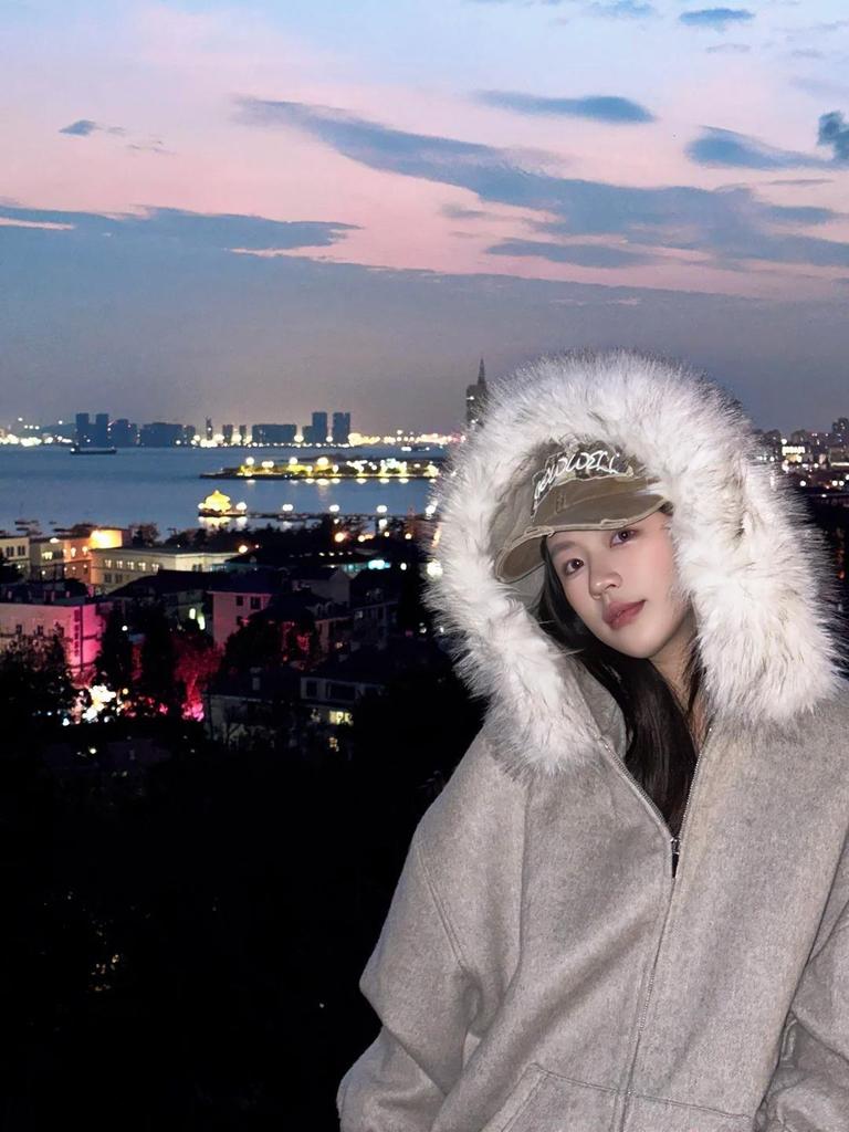 Women's Grey Fur Collar Fleece-Lined Hoodie, Korean Style, Small Size, 2025 Autumn/Winter Collection.