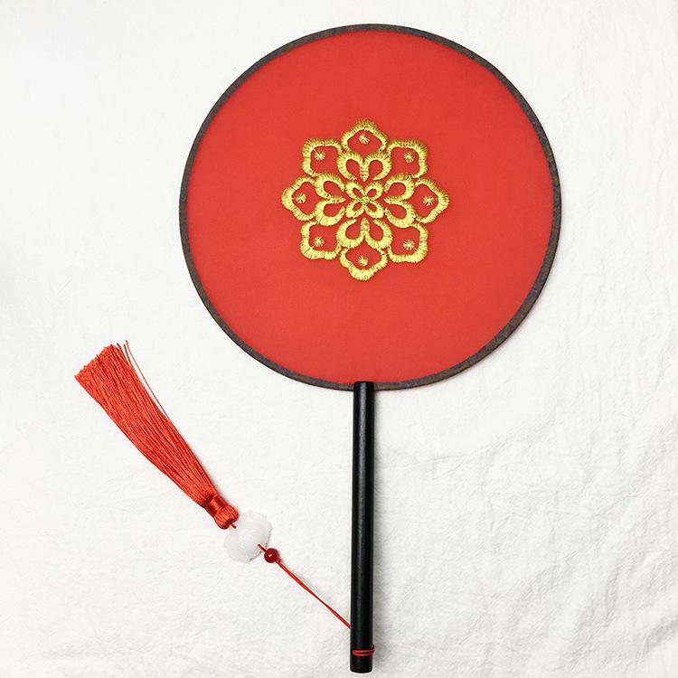 Éventail rond en soie rouge Hanfu ancien, orné d'un long pompon, pour la mariée.