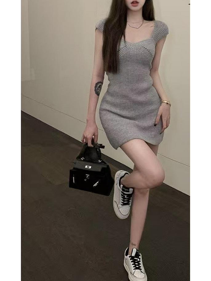 Spicy Girl V-Neck Sweater & Hip-Hugging Skirt Two-Piece Set: Long-Sleeve Cardigan Jacket & Camisole Dress for Autumn/Winter.