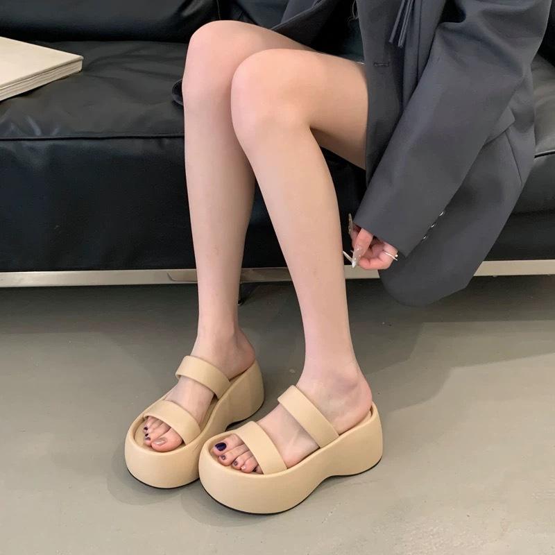 

2025 new Korean version of fashion platform sandals women s beach one-word cool slippers women s summer wear 40