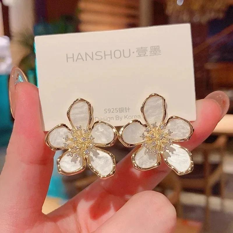 New Jewelry Exaggerated White Acrylic Zircon Flower Earrings Elegant Women Design Wedding Party Accessories
