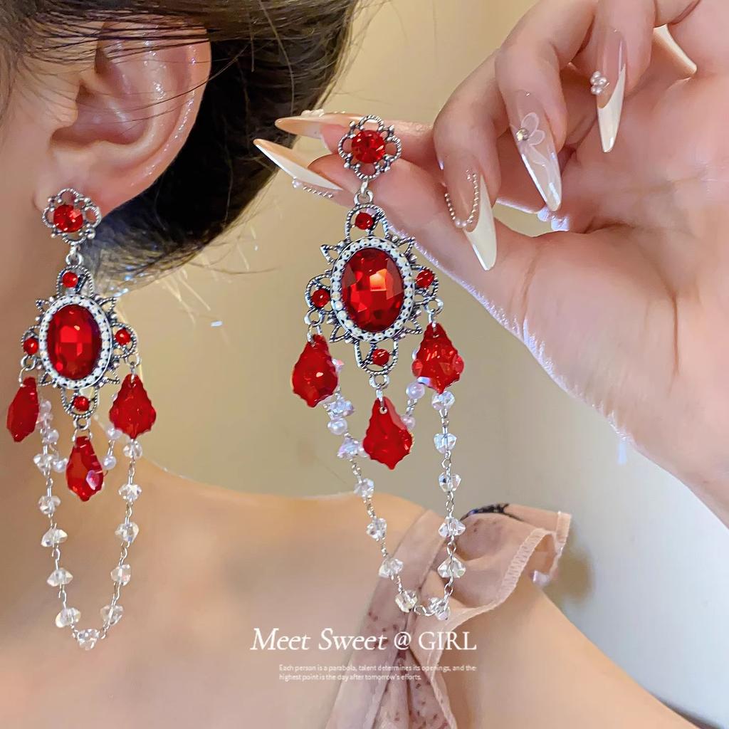 Europe and the United States exaggerated heavy industry fringed earrings court style niche design sense light luxury stud earrings femininity dinner