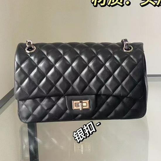 

Сумка-мессенджер Xiaoxiang 2023 года выпуска — натуральная коровья кожа с имитацией овчины, износостойкая, золотая пряжка, серебряные детали. 25x7x15